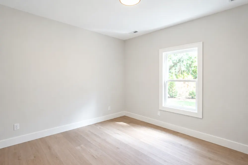 Saloli — Bedroom with window