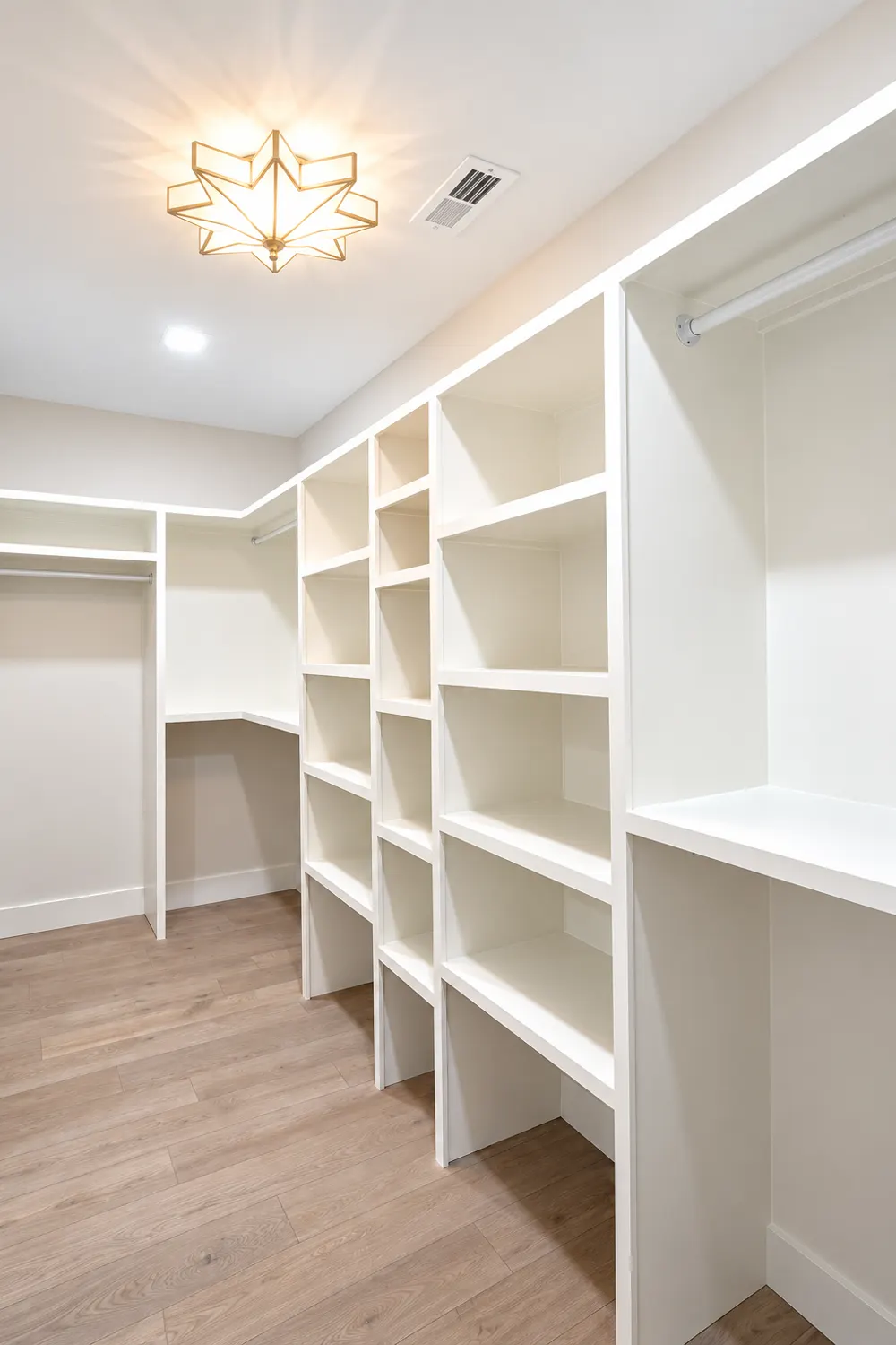 Saloli — Walk-in closet