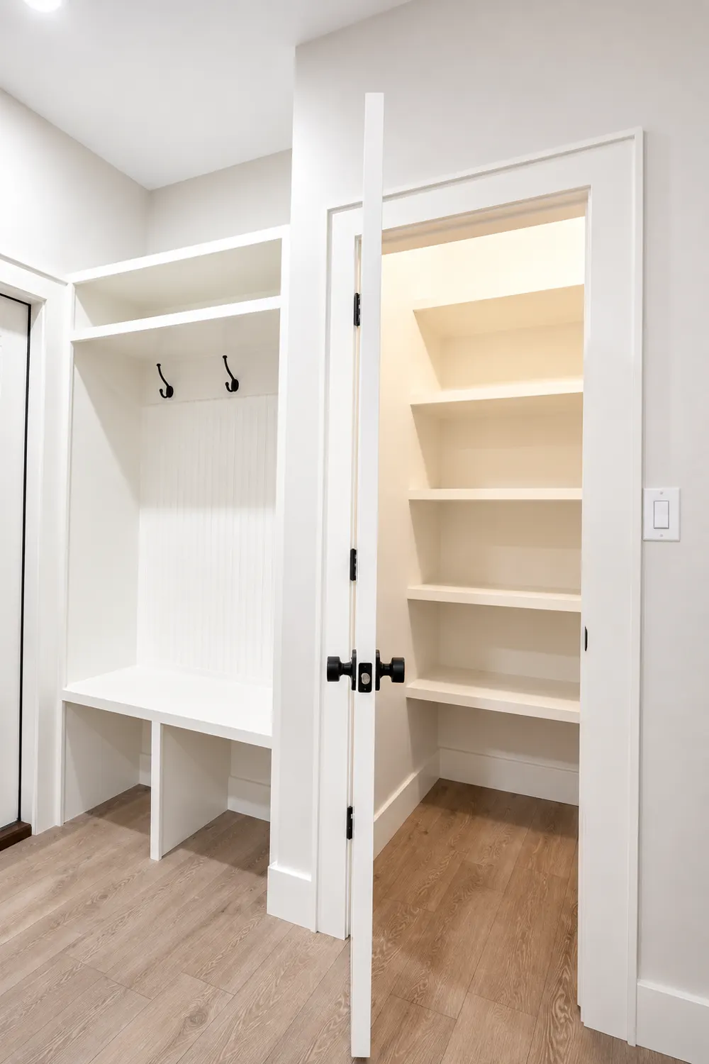 Saloli — Mudroom with open pantry
