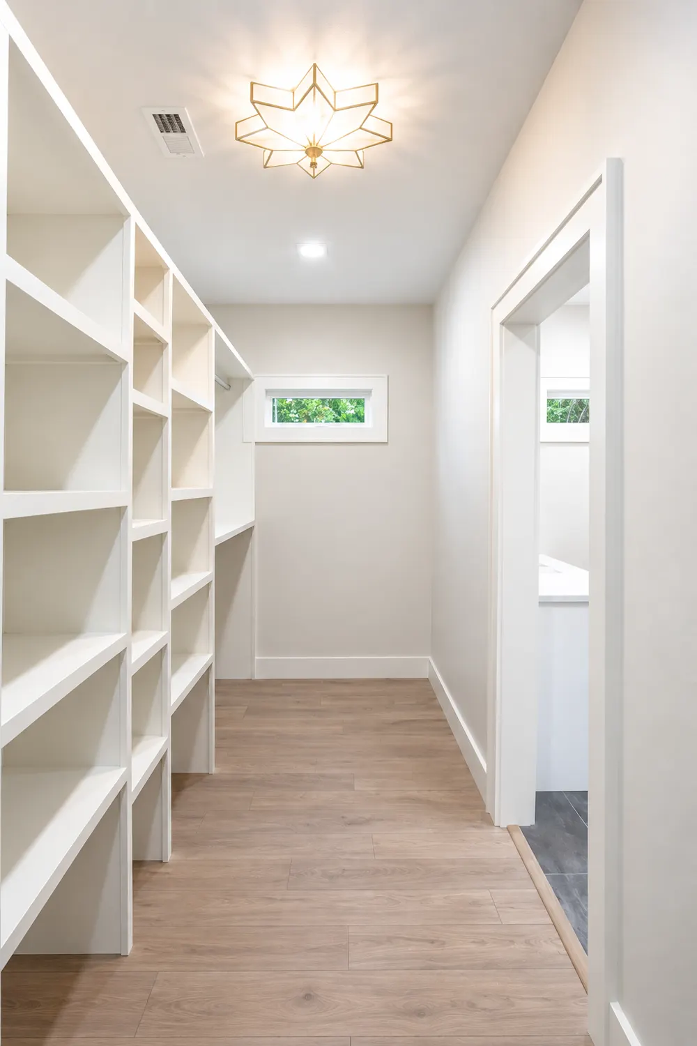 Saloli — Walk-in pantry