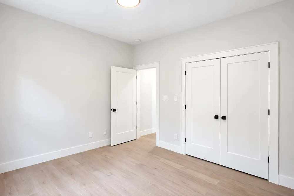 Saloli — Bedroom with open door