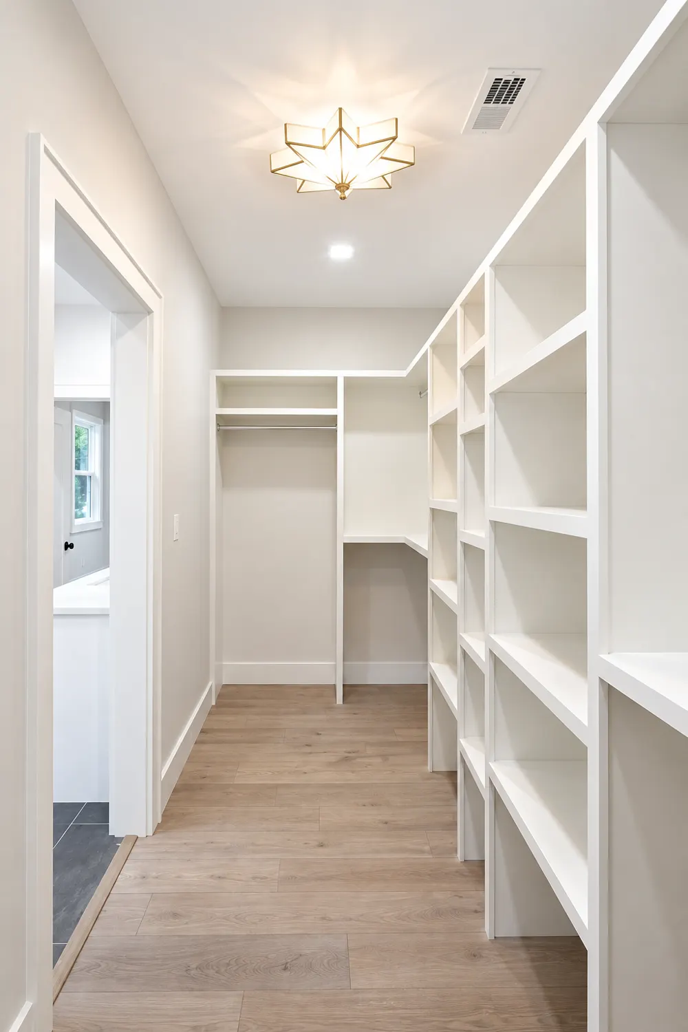 Saloli — Walk-in closet