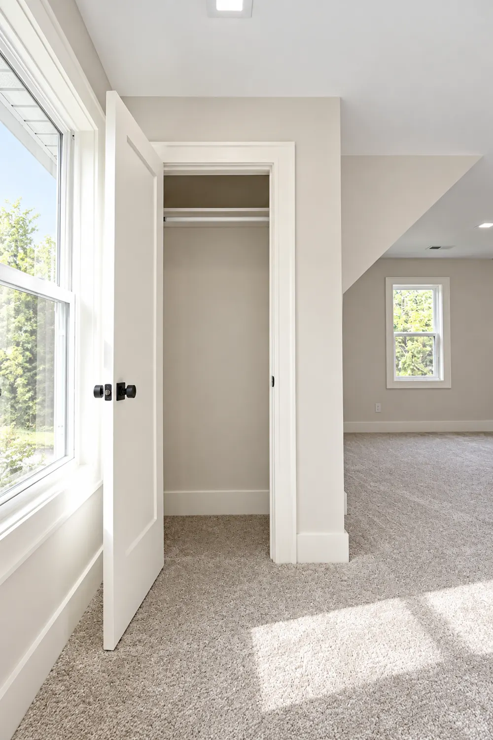 Saloli — Room with open closet
