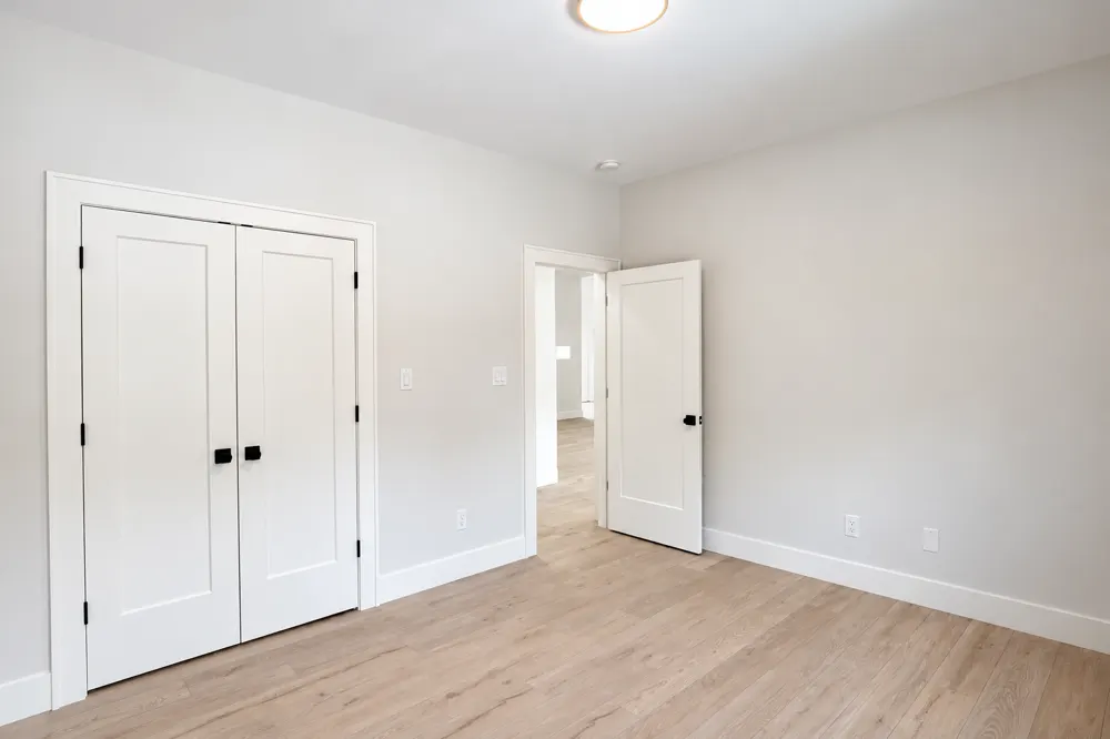 Saloli — Bedroom with open door