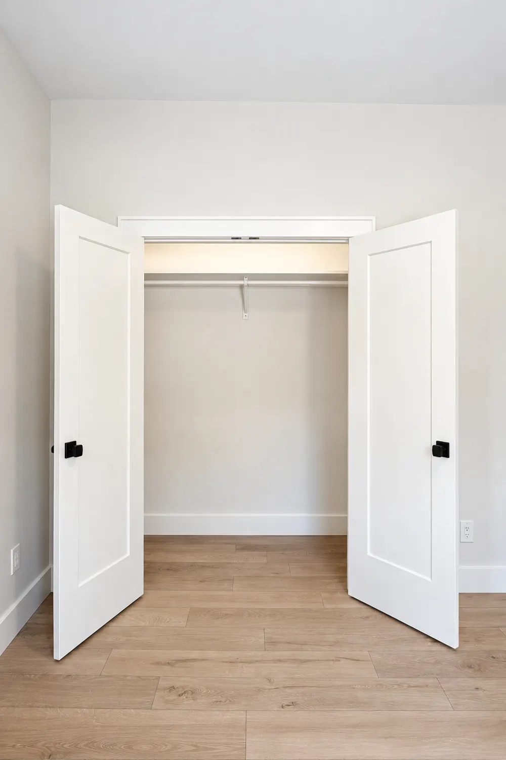 Saloli — Closet with open doors