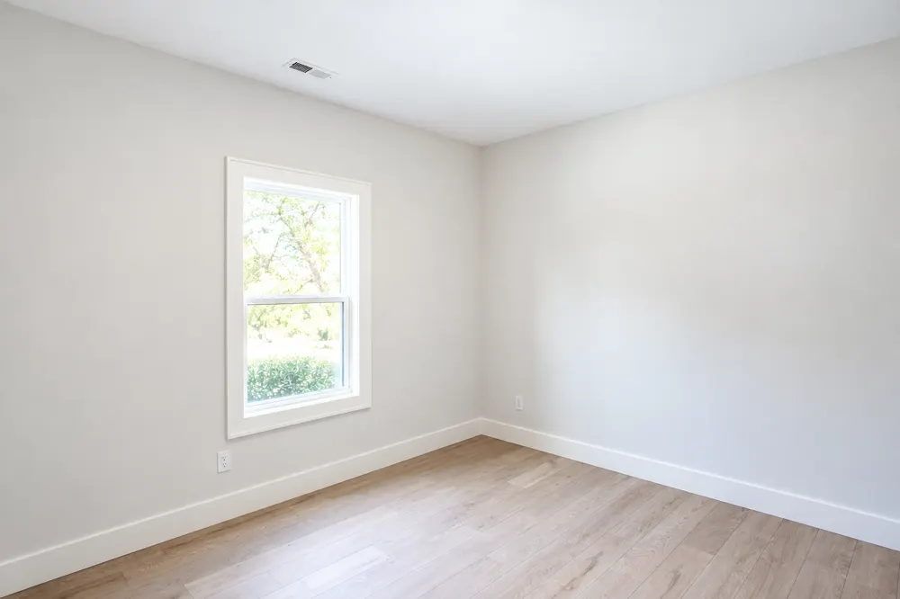 Saloli — Bedroom with window and wood floors