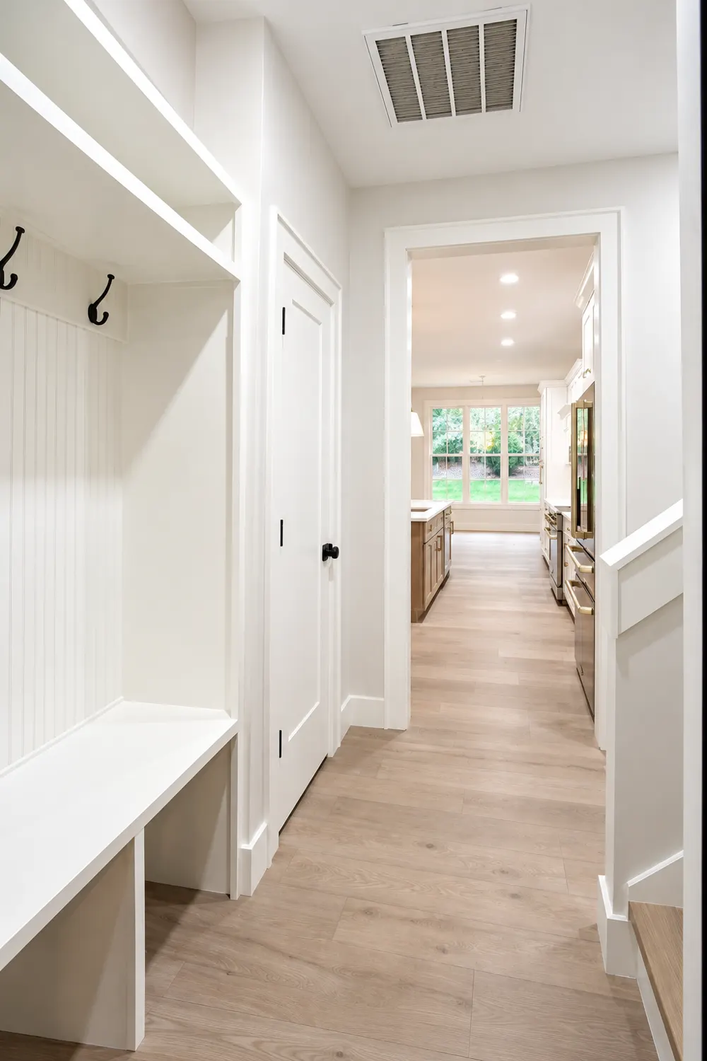 Saloli — Hallway to the kitchen
