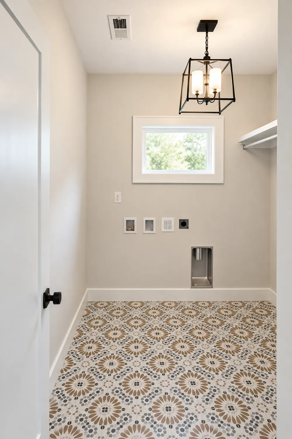 Saloli — Laundry room with patterned tile
