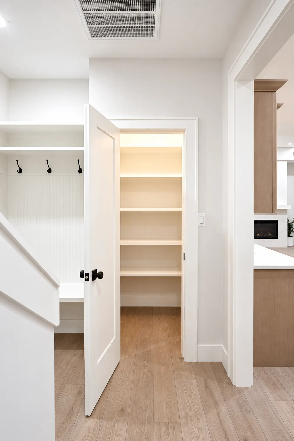 Saloli — Entryway with open pantry