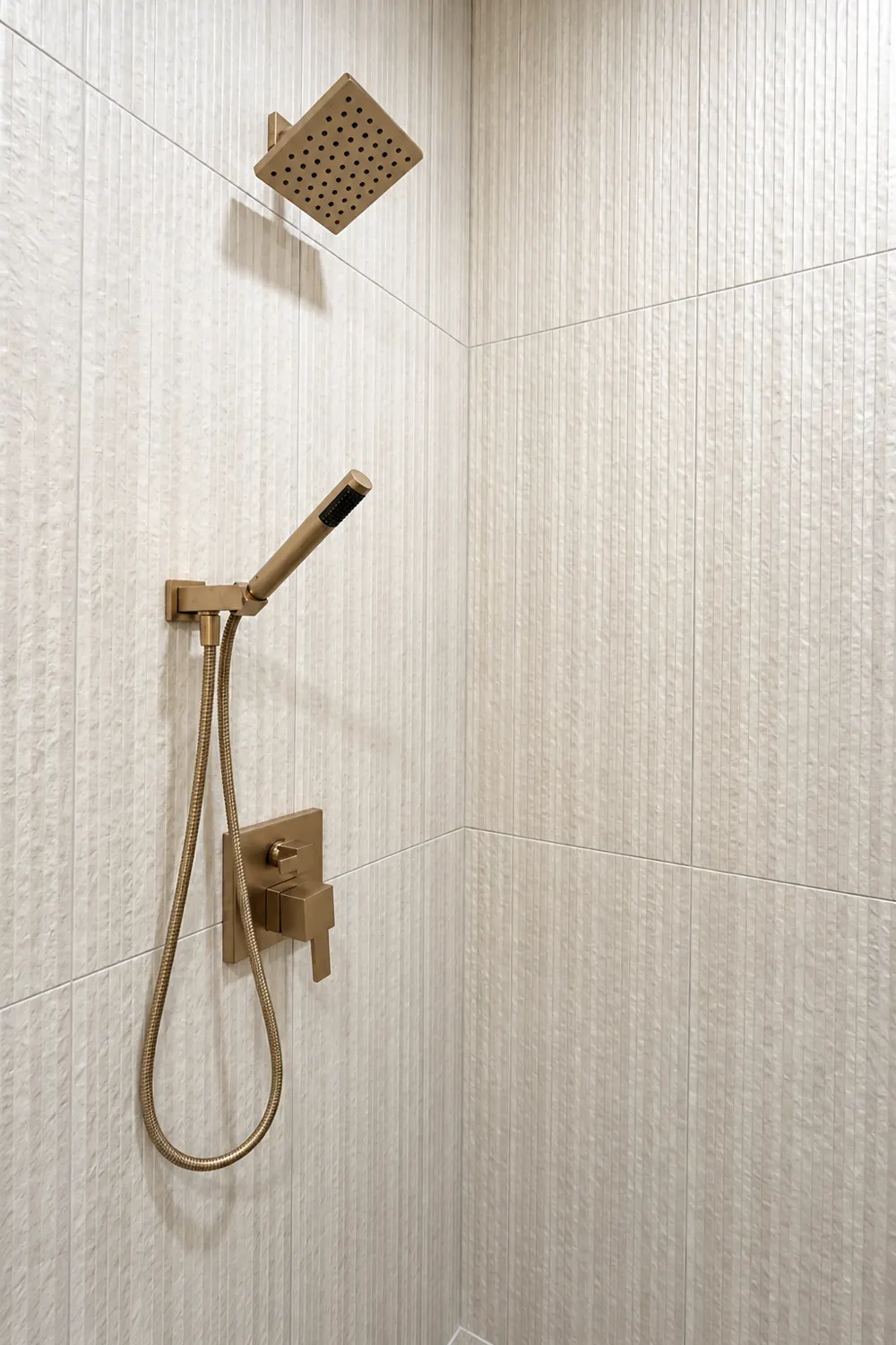 Saloli — Brass shower in textured tile